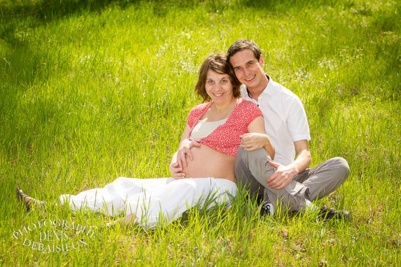 Homme femme assis dans l'herbe